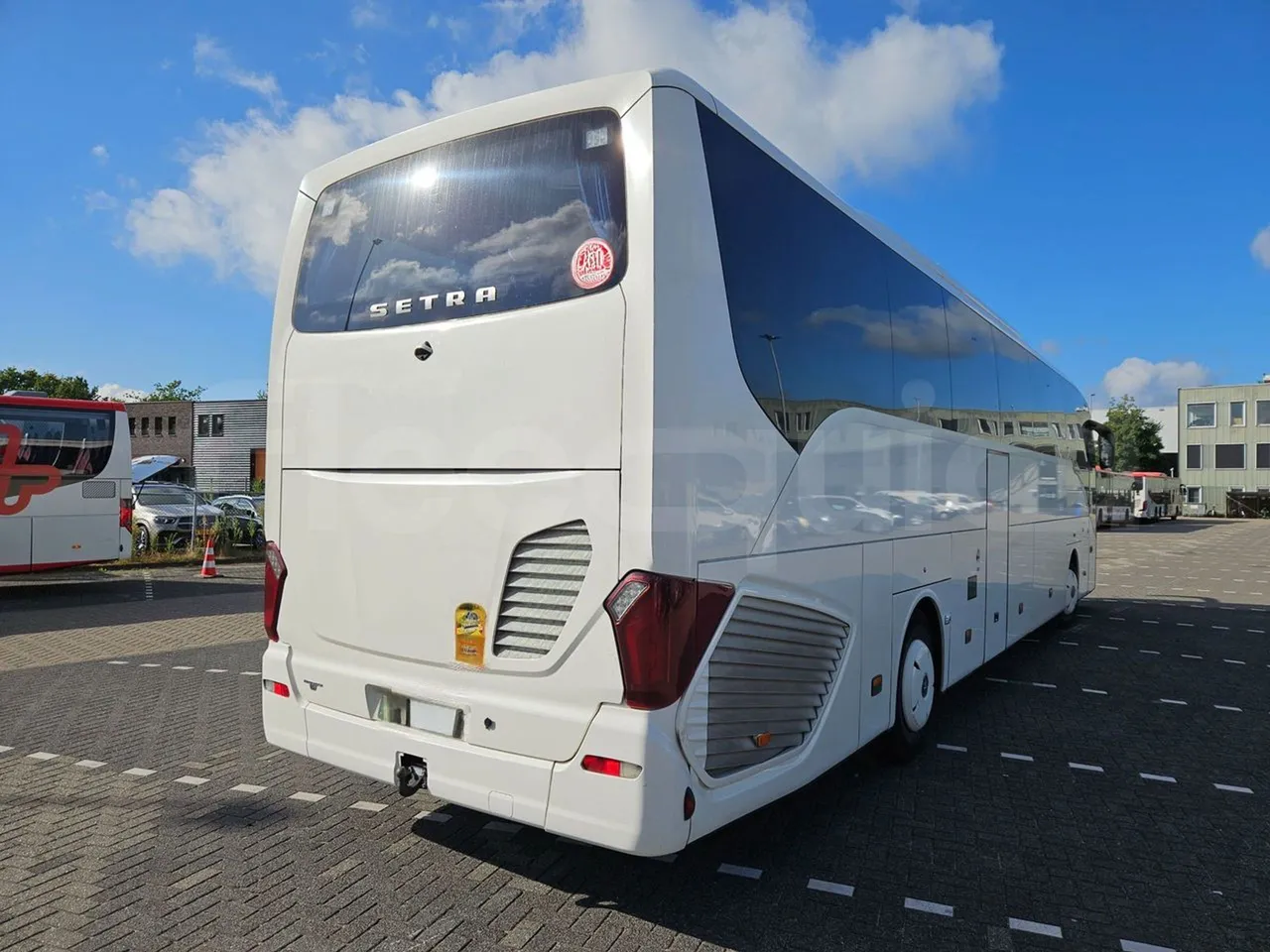 Setra S516 HD/2 - EUR6 - 315kW - 13.12m - 3/4 right rear doors closed