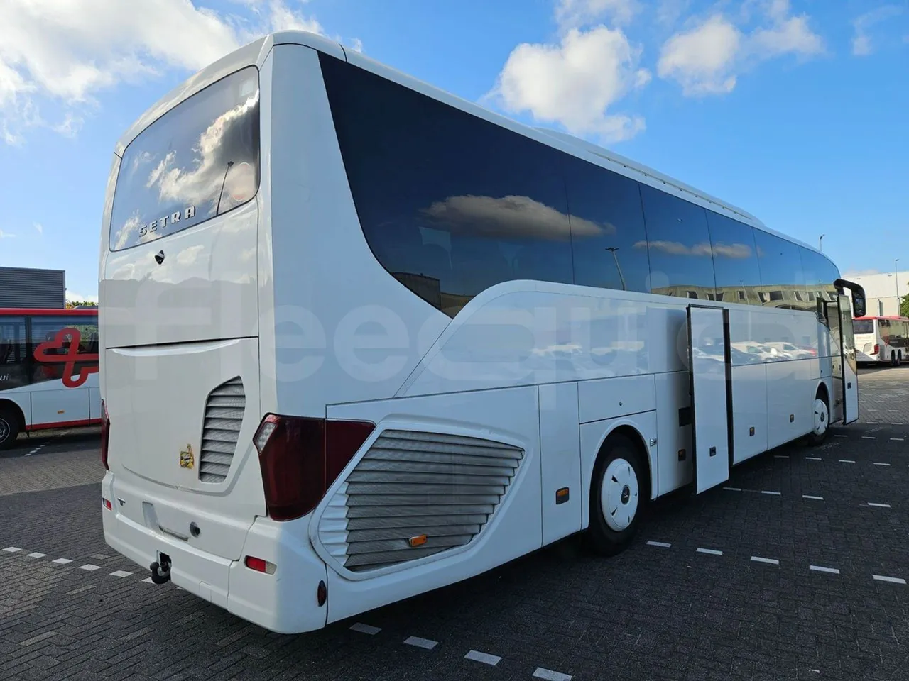 Setra S516 HD/2 - EUR6 - 315kW - 13.12m - 3/4 right rear doors open
