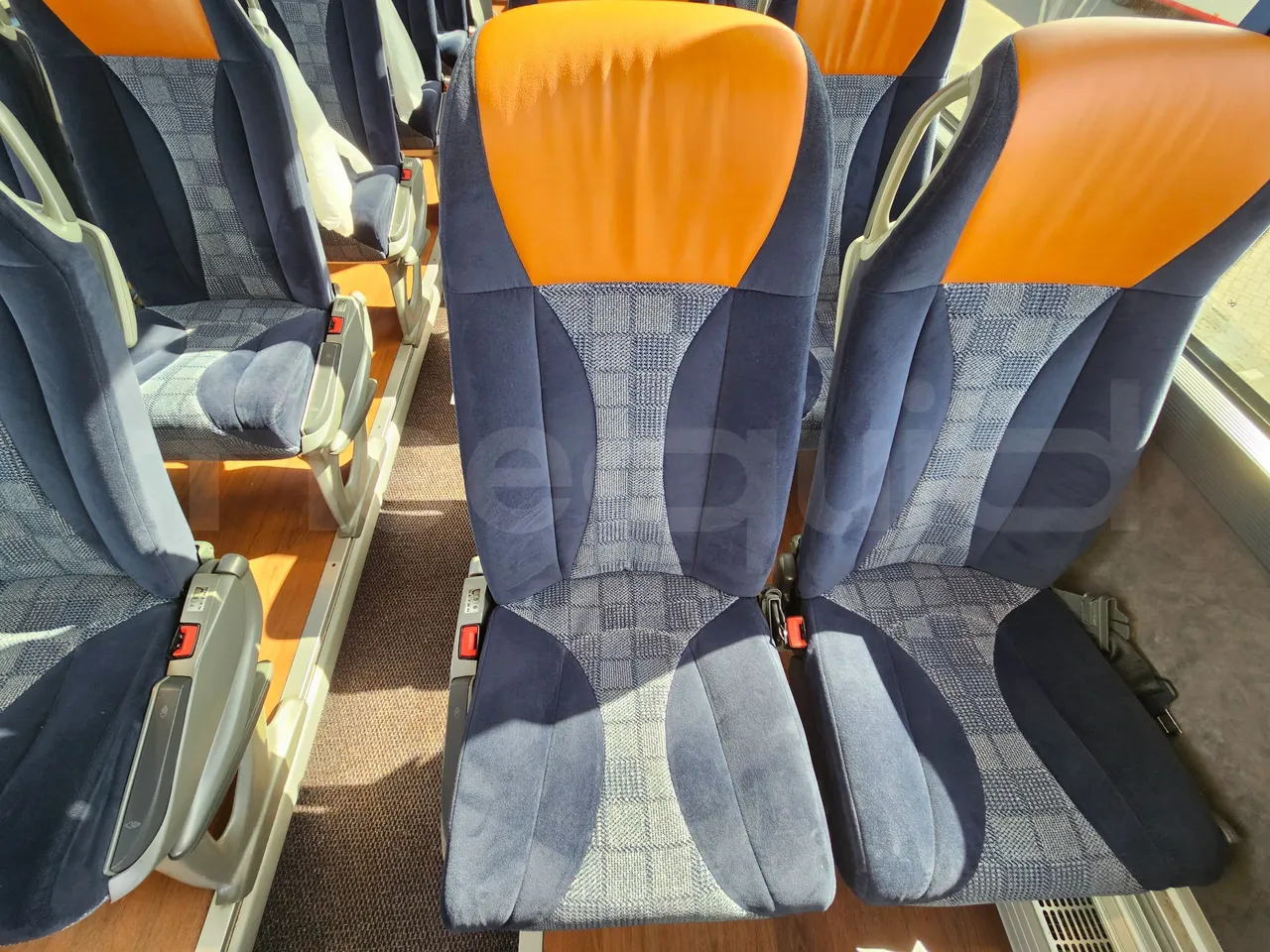 Setra S516 HD/2 - EUR6 - 315kW - 13.12m - single seat detail