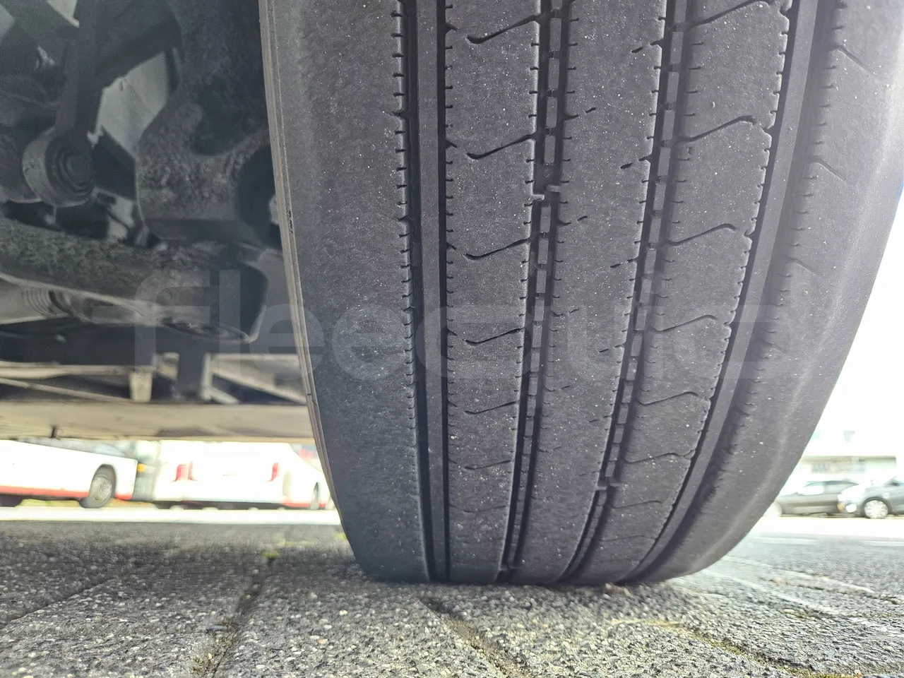 Setra S516 HD/2 - EUR6 - 315kW - 13.12m - tread condition front tires right