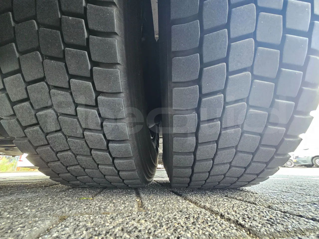 Setra S516 HD/2 - EUR6 - 315kW - 13.12m - tread condition second axle tires right