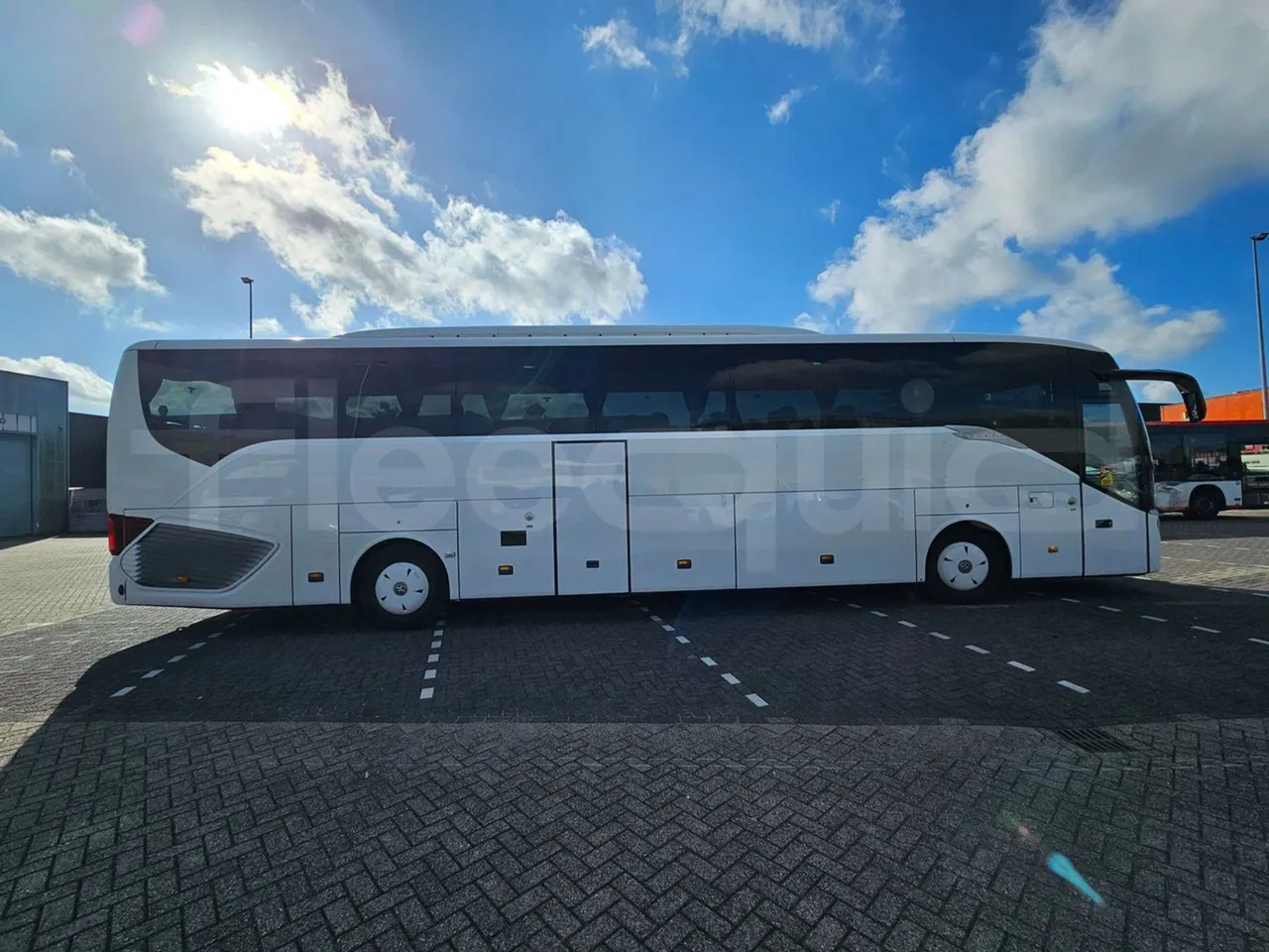 Setra S516 HD/2 - EUR6 - 315kW - 13.12m - right side doors closed