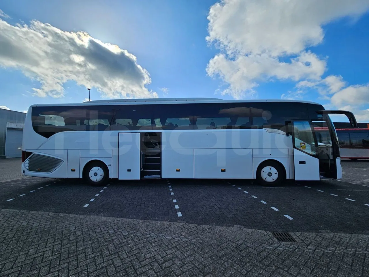 Setra S516 HD/2 - EUR6 - 315kW - 13.12m - right side doors open