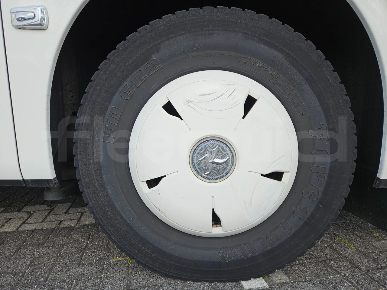 Setra S516 HD/2 - EUR6 - 315kW - 13.12m - rear left tire photo