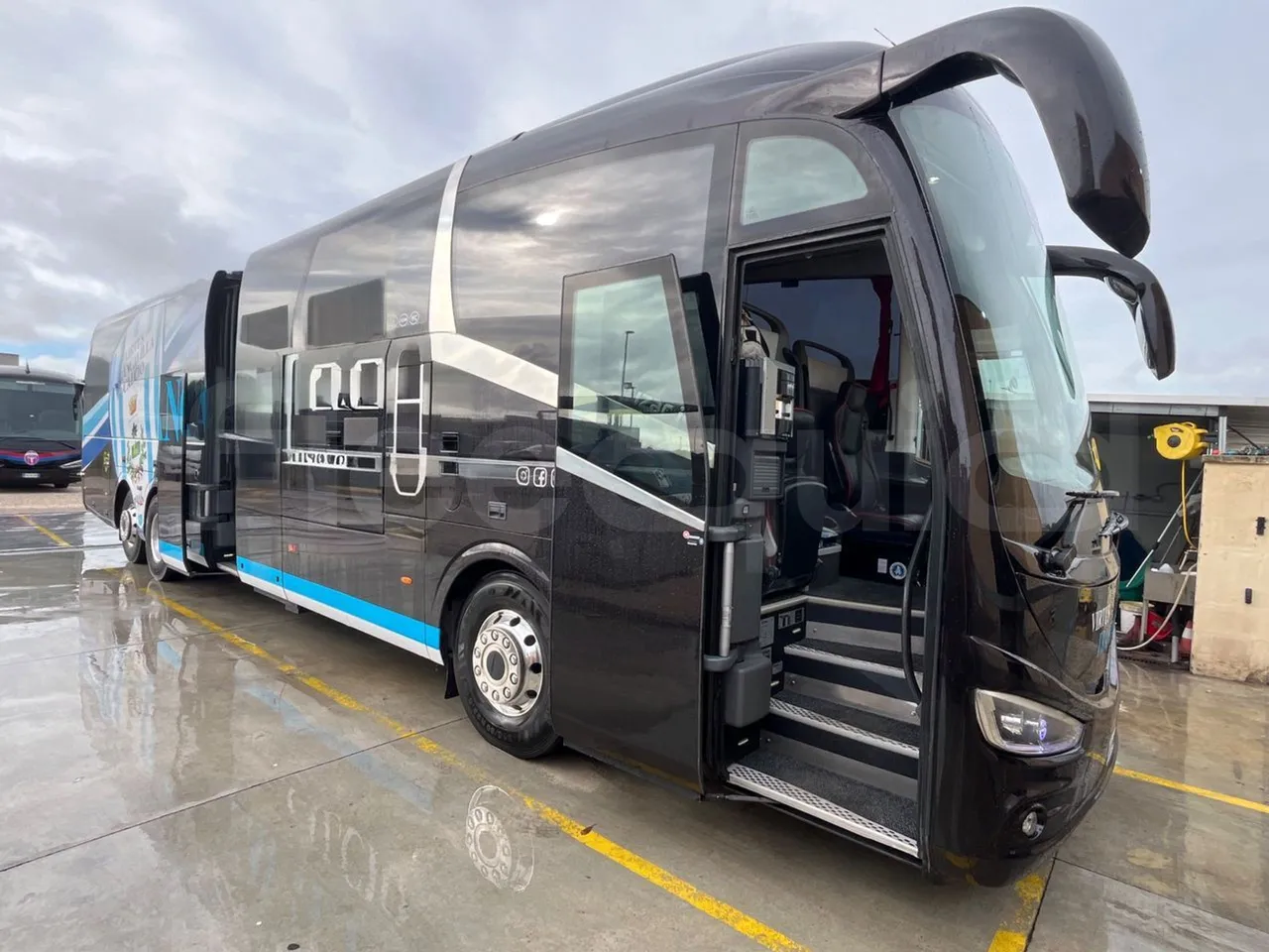 Irizar i6 14.37/480 - EUR5 - 353kW - 13.870m - 3/4 right front doors open