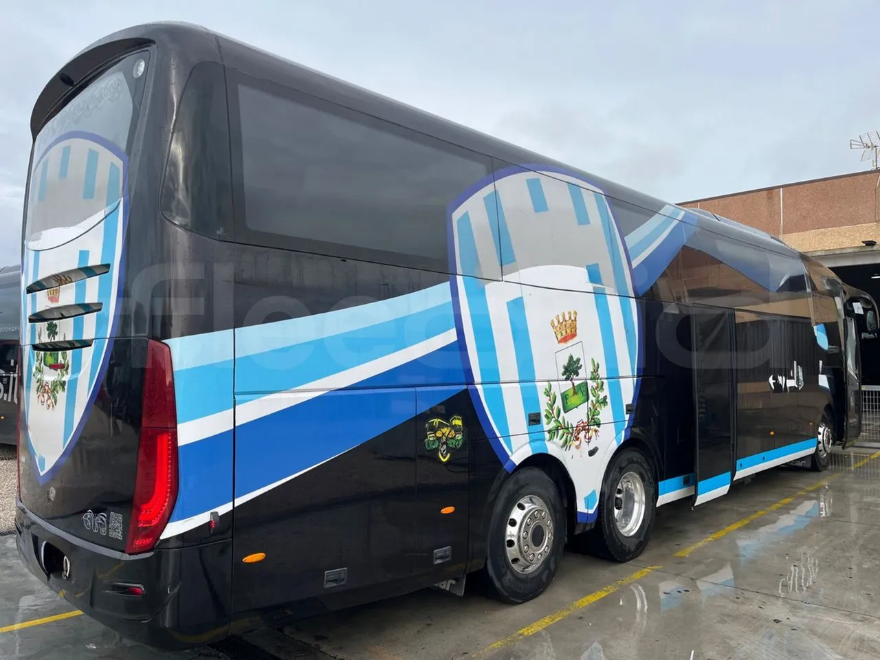 Irizar i6 14.37/480 - EUR5 - 353kW - 13.870m - 3/4 right rear doors open