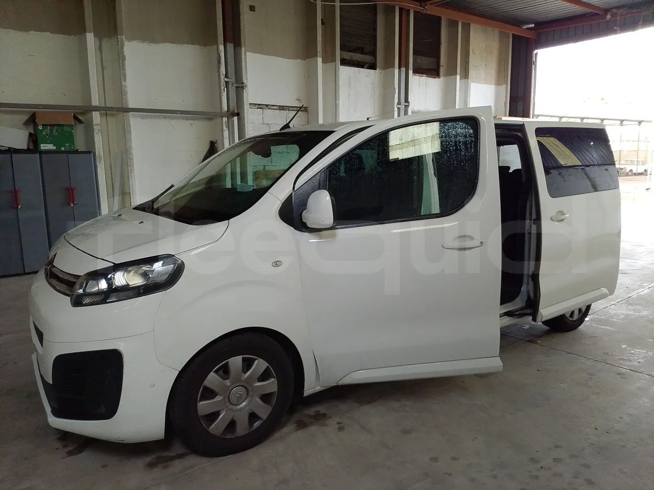 Citroën Spacetourer Jumpy - Euro6 - kw110 - 4.9mt - 3/4 right front doors open