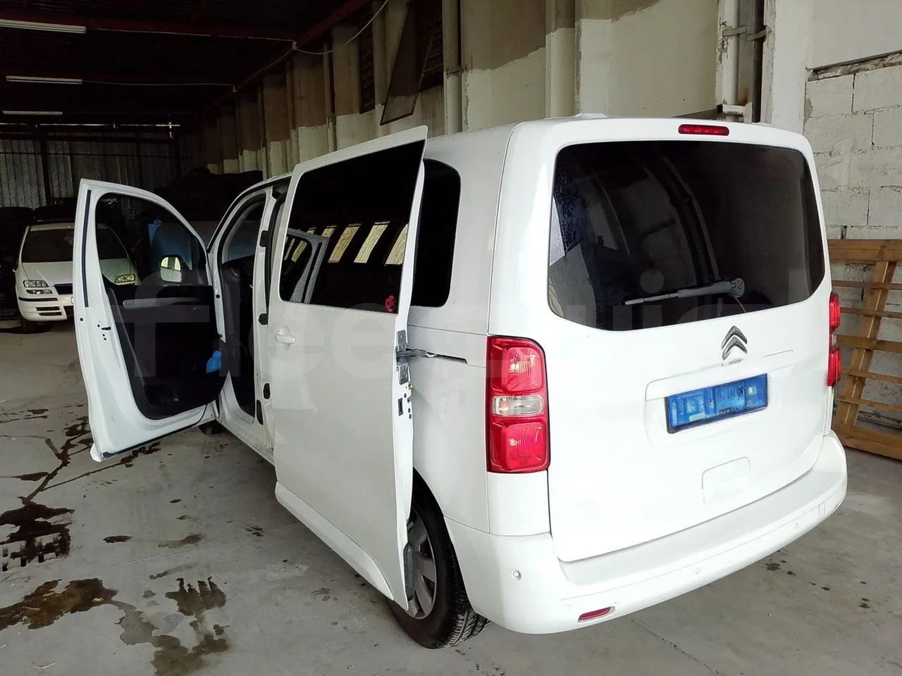 Citroën Spacetourer Jumpy - Euro6 - kw110 - 4.9mt - 3/4 right rear doors open
