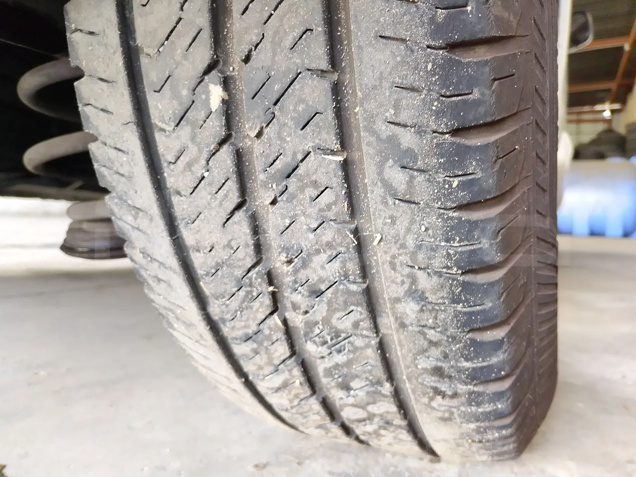 Citroën Spacetourer Jumpy - Euro6 - kw110 - 4.9mt - tread condition front tires left