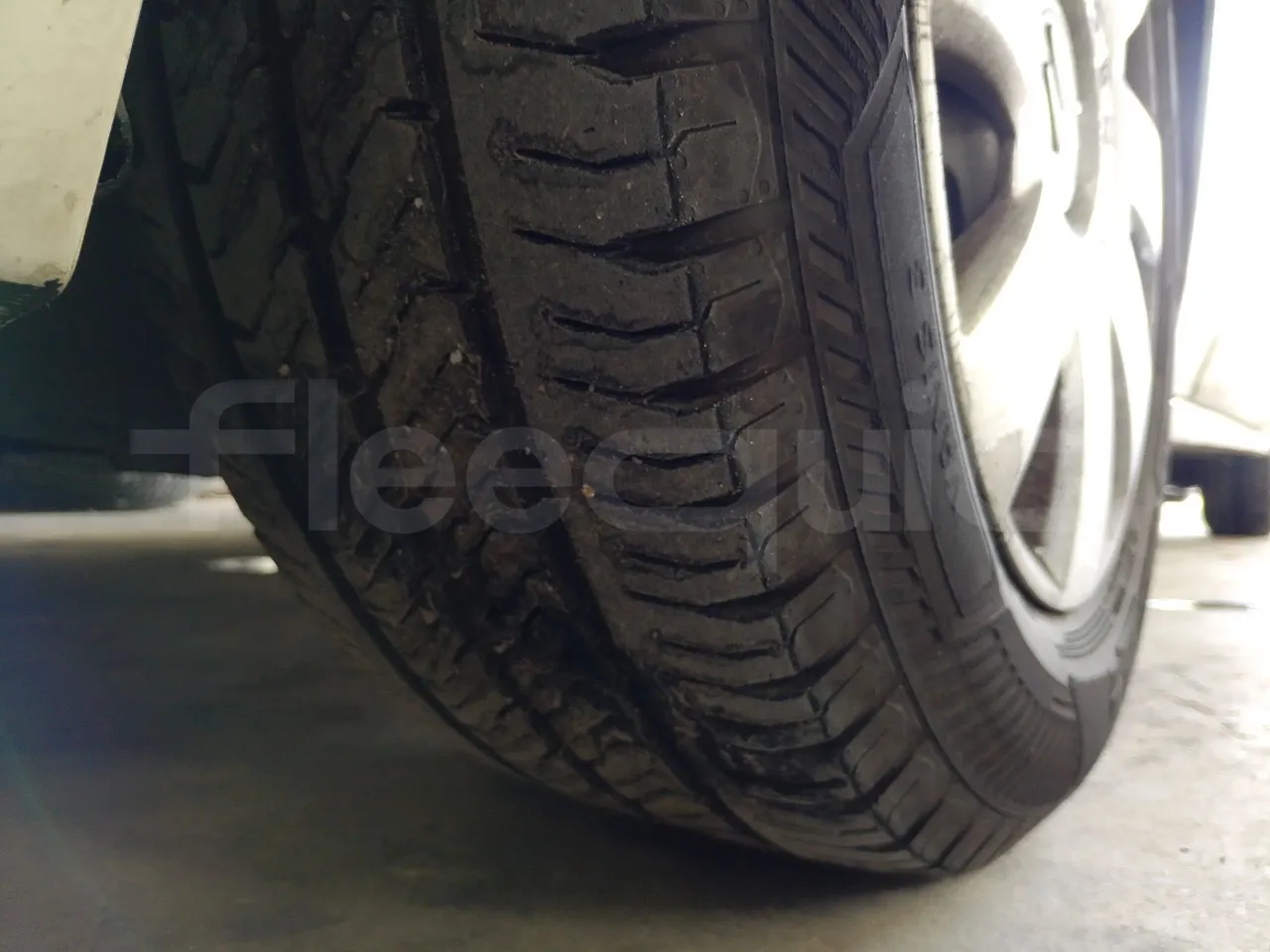 Citroën Spacetourer Jumpy - Euro6 - kw110 - 4.9mt - tread condition third axle tires left