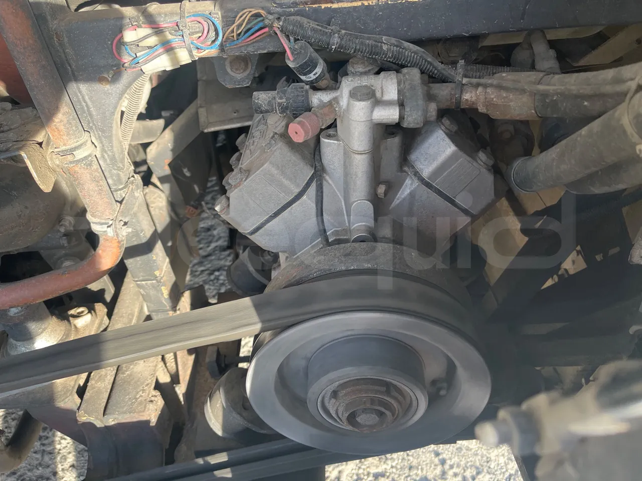 Iveco 397E 397E12.45 - Euro4 - 331kW - 12.850mt - air conditioning compressor