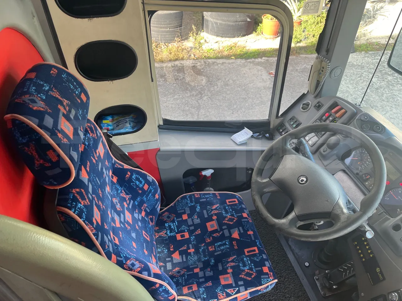 Iveco 397E 397E12.45 - Euro4 - 331kW - 12.850mt - driver's seat photo