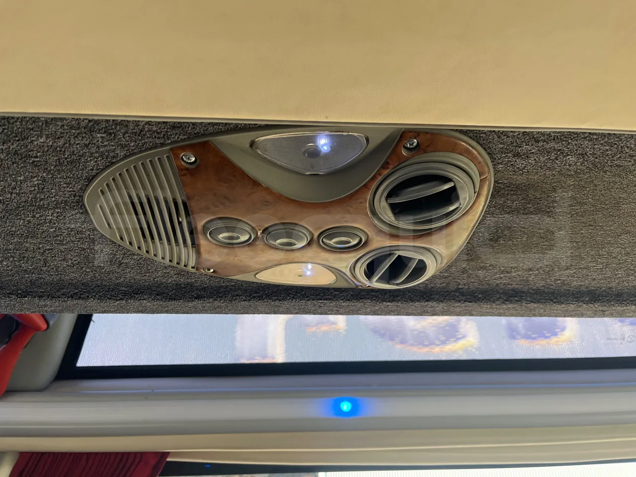 Iveco 397E 397E12.45 - Euro4 - 331kW - 12.850mt - power outlets detail