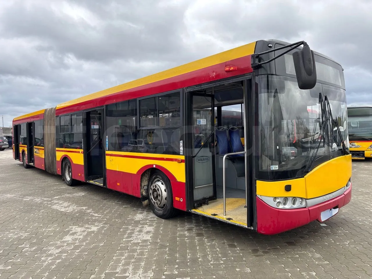 Solaris Urbino 18 -EUR3 - 231kW - 18m - 3/4 right front doors open