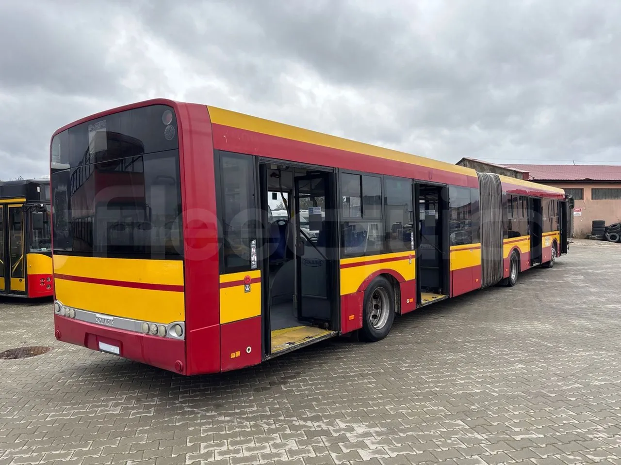 Solaris Urbino 18 -EUR3 - 231kW - 18m - 3/4 right rear doors open