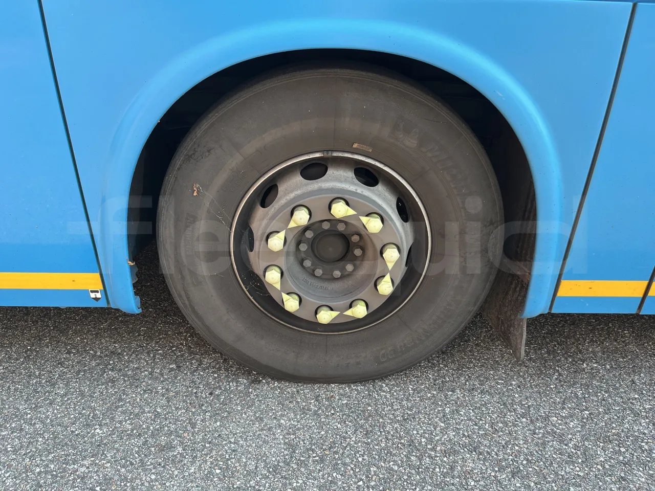 Iveco Crossway - First Axle Left Side: Tyre Size