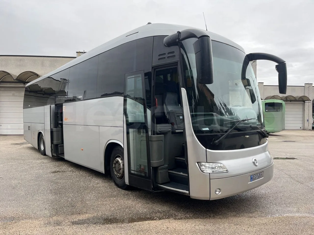 Irisbus 397E.12 397E.12 - Euro5 - 331kW -  12.410mt - 3/4 right front doors open
