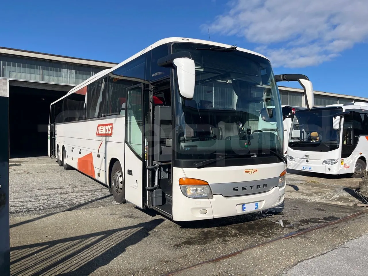 Setra S419 GT-HD/ Euro 5 - 350 Kw - 14.960 Mt - 3/4 right front doors open