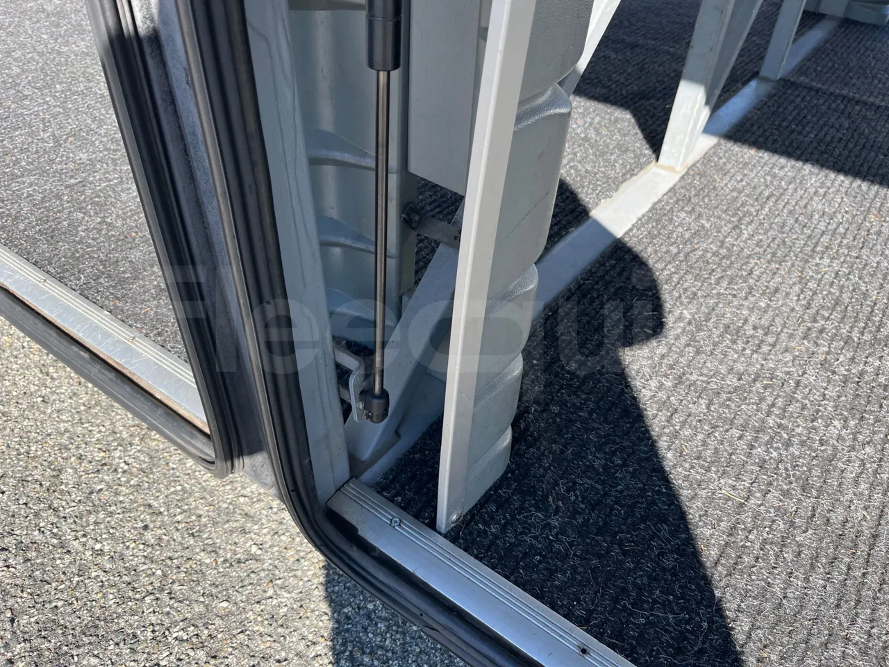 Setra S419 GT-HD/ Euro 5 - 350 Kw - 14.960 Mt - under carpet photo