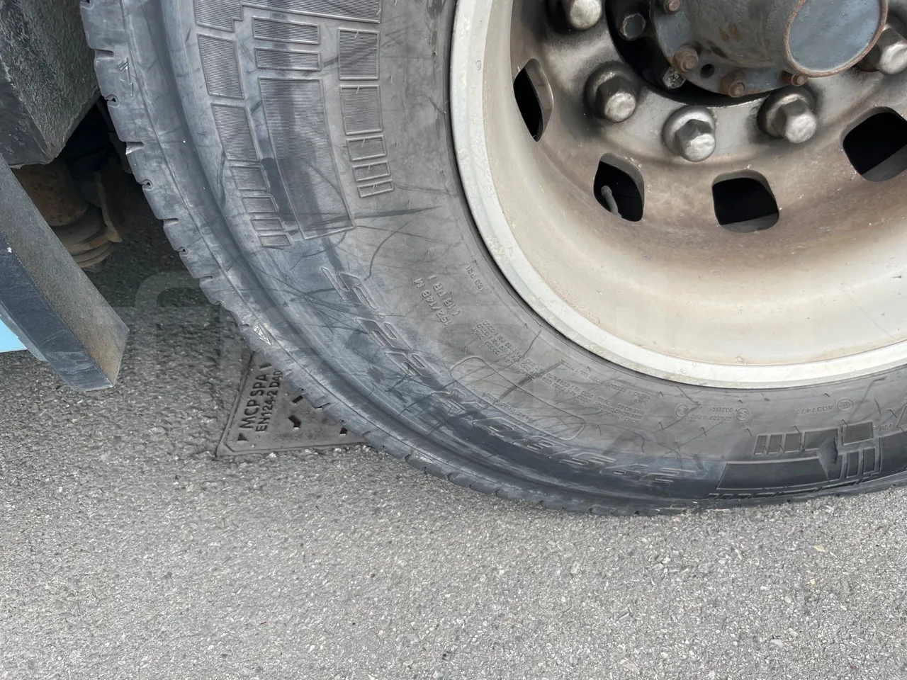 Scania Irizar Century K114EB - Euro3 - 280kW - 12mt - rear left tire photo