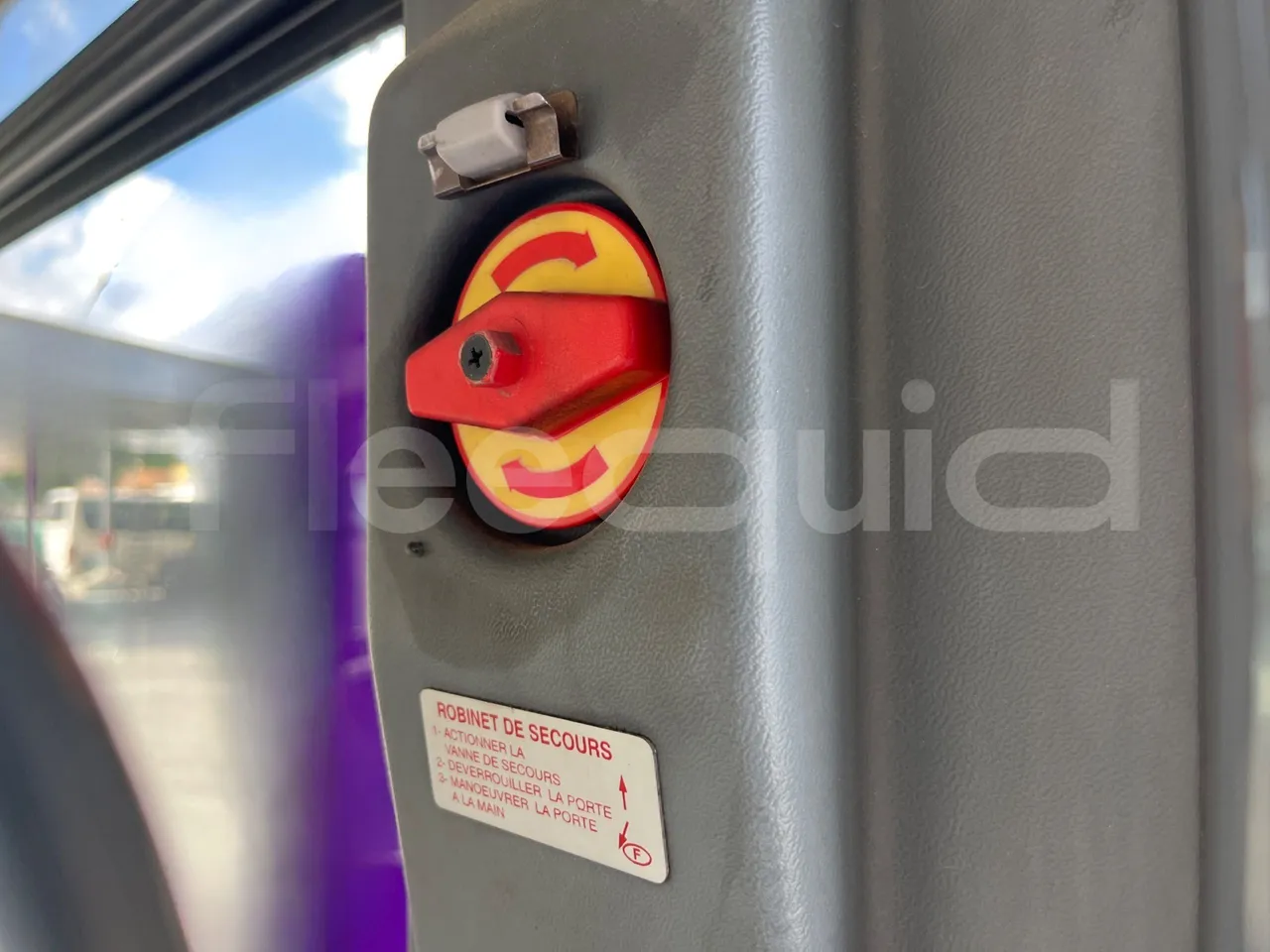 Setra S315 315 NF 457/ Euro 3 -185Kw -12 Mt - monitor detail photo