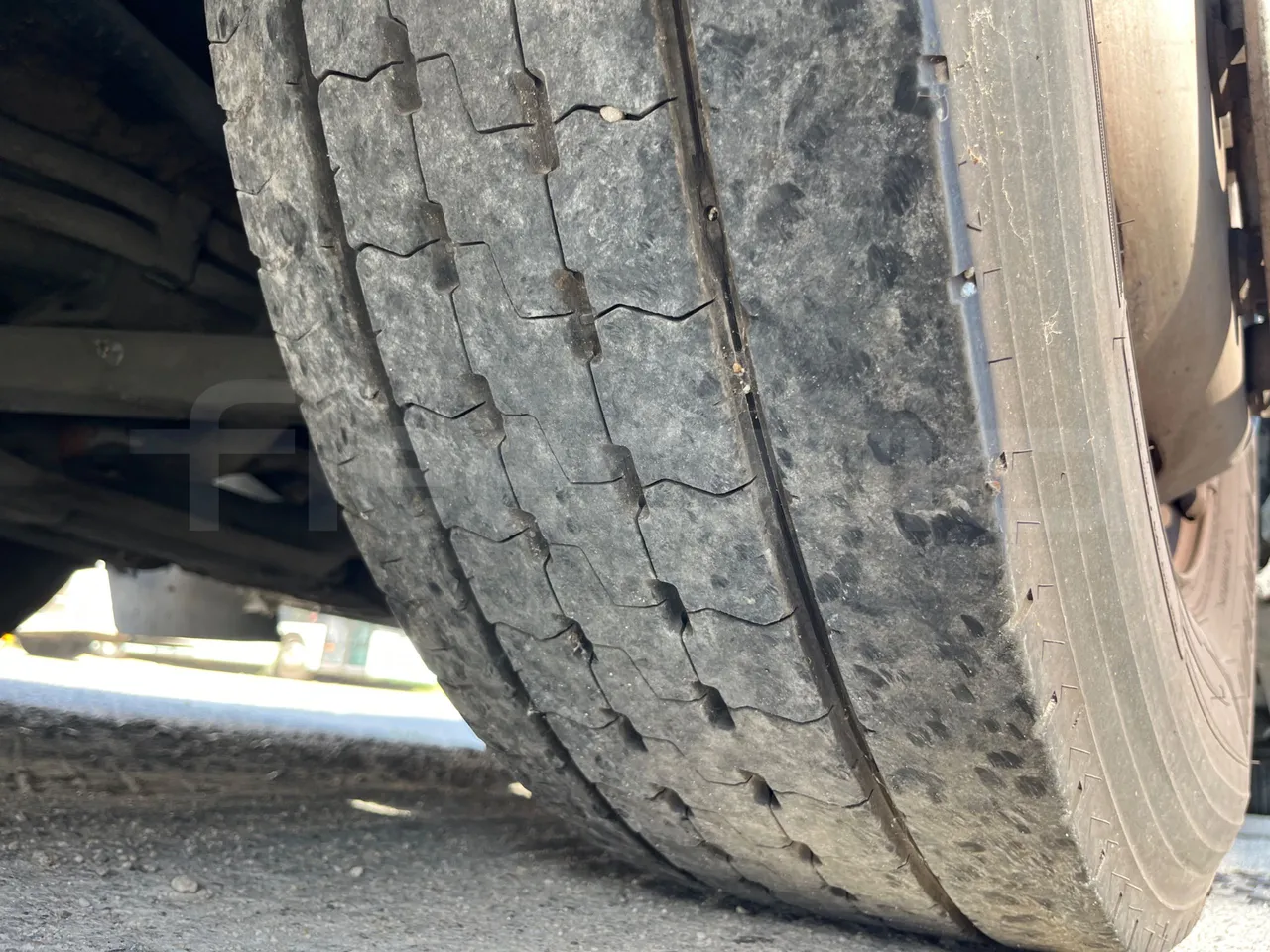 Setra S315 315 NF 457/ Euro 3 -185Kw -12 Mt - tread condition front tires right