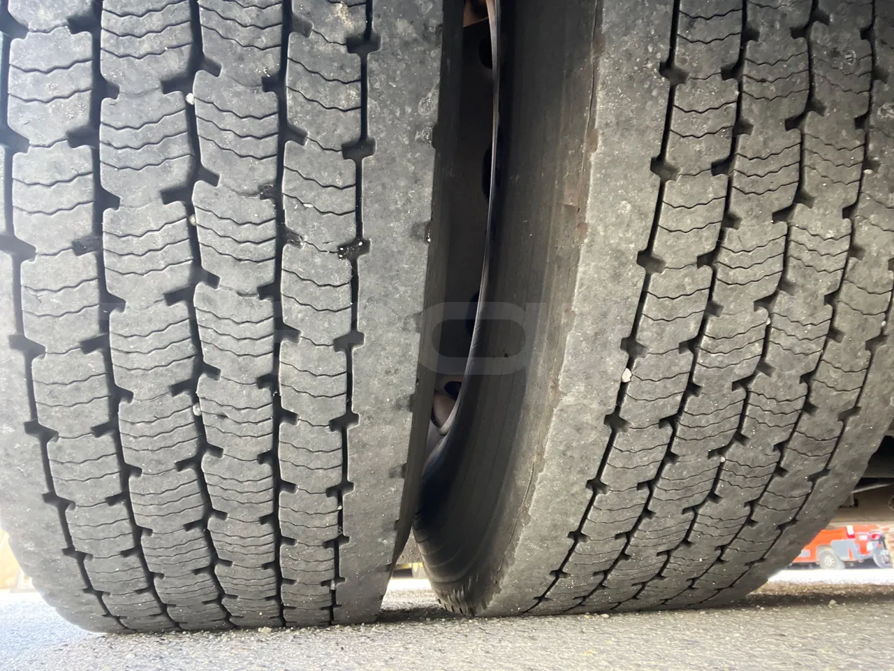 Setra S315 315 NF 457/ Euro 3 -185Kw -12 Mt - tread condition third axle tires right