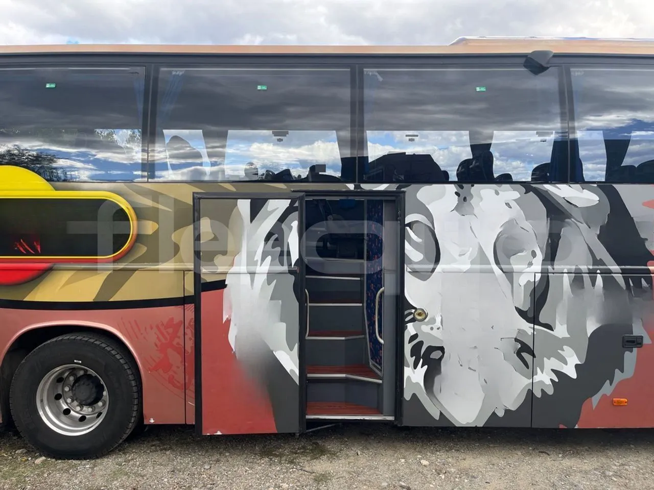 Volvo 9700 4X2 HDH - EUR4 - 309kW - 12.2m - front door 3 open
