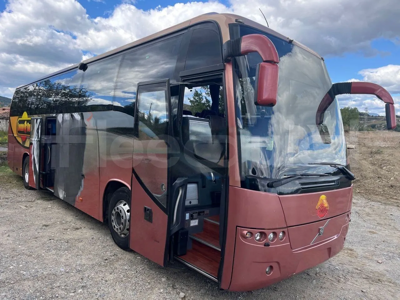 Volvo 9700 4X2 HDH - EUR4 - 309kW - 12.2m - 3/4 right front doors open