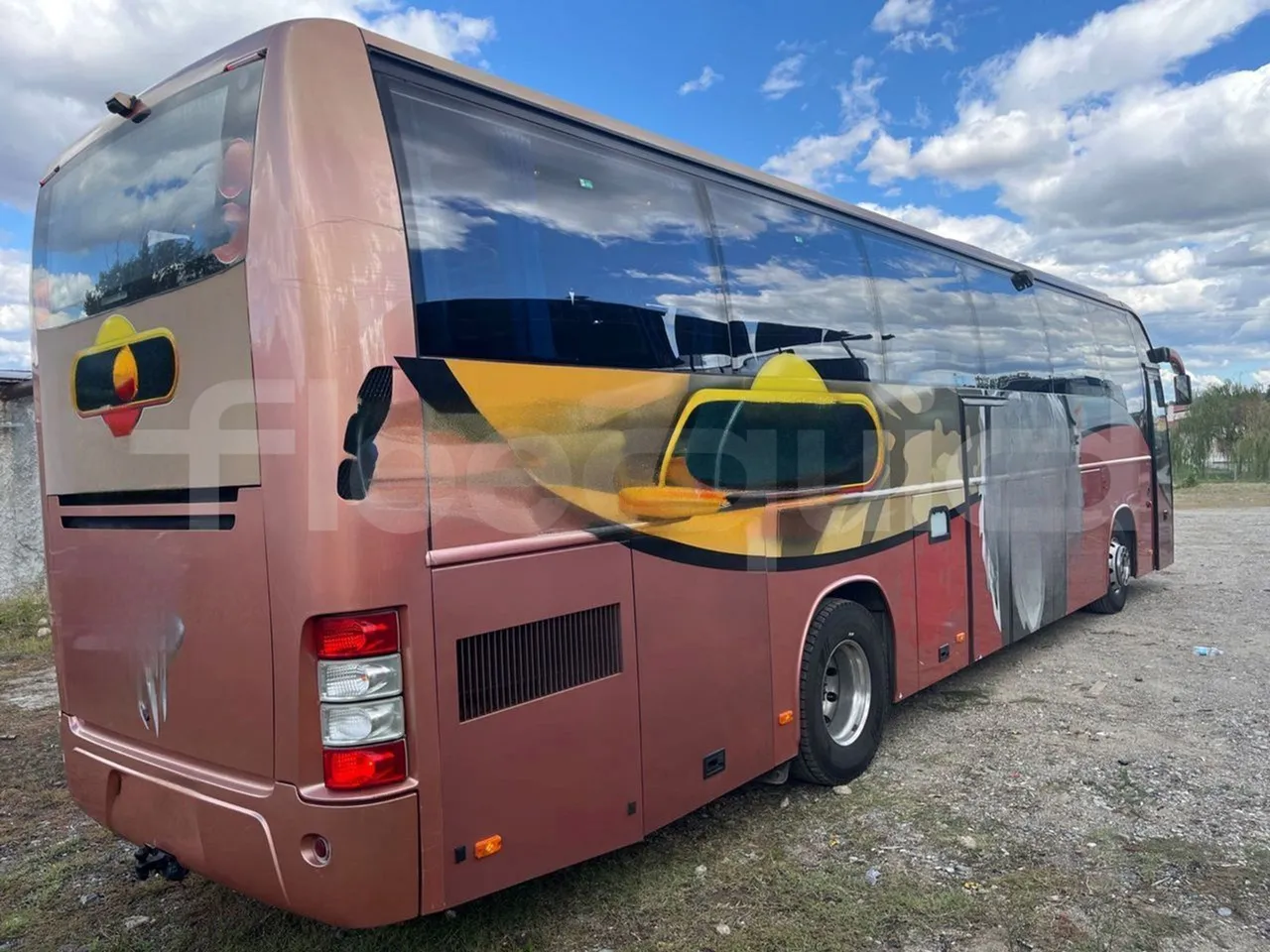 Volvo 9700 4X2 HDH - EUR4 - 309kW - 12.2m - 3/4 right rear doors closed