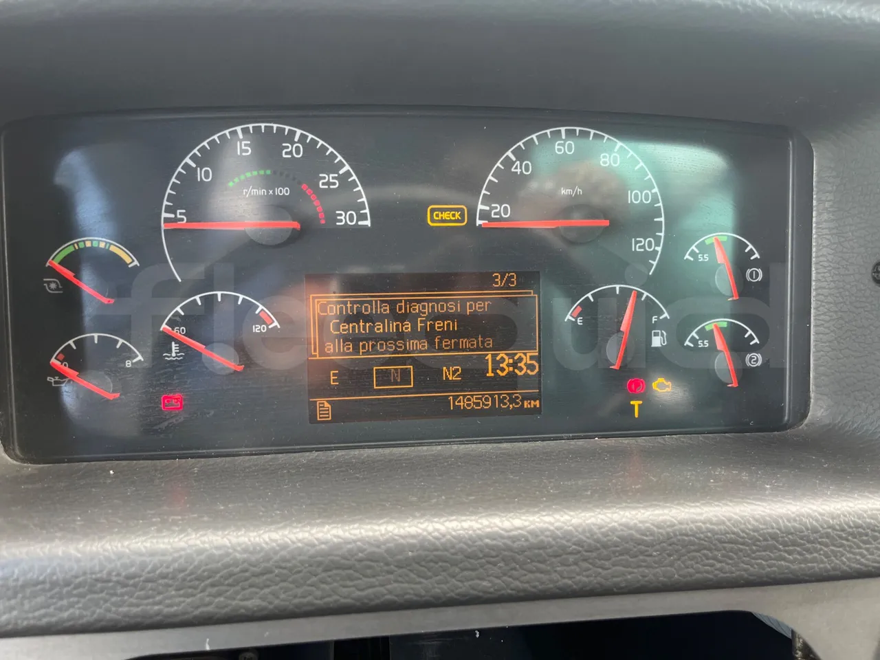 Volvo 9700 4X2 HDH - EUR4 - 309kW - 12.2m - dashboard lights on
