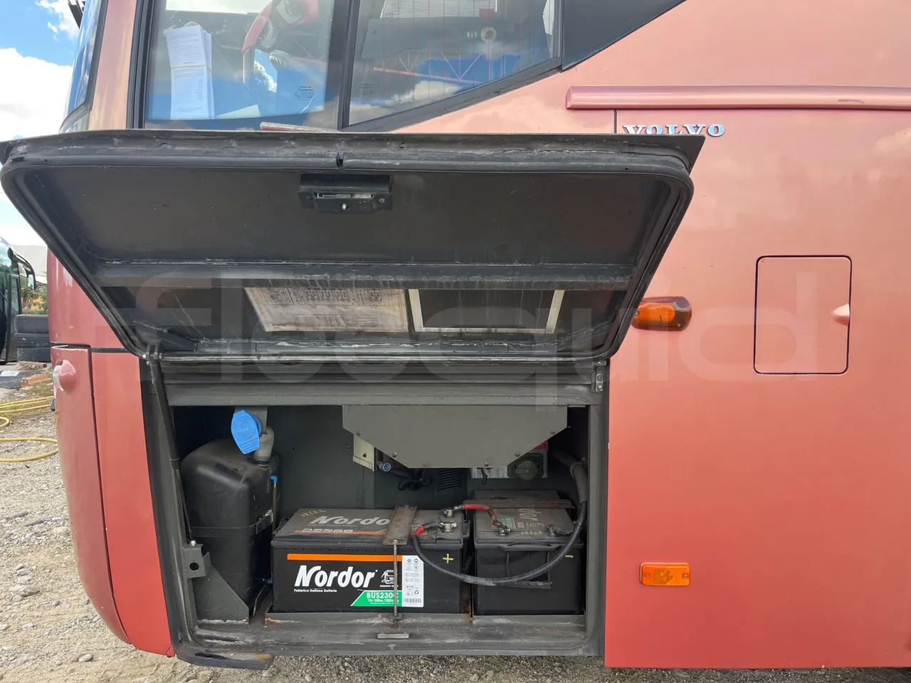 Volvo 9700 4X2 HDH - EUR4 - 309kW - 12.2m - external compartments photo
