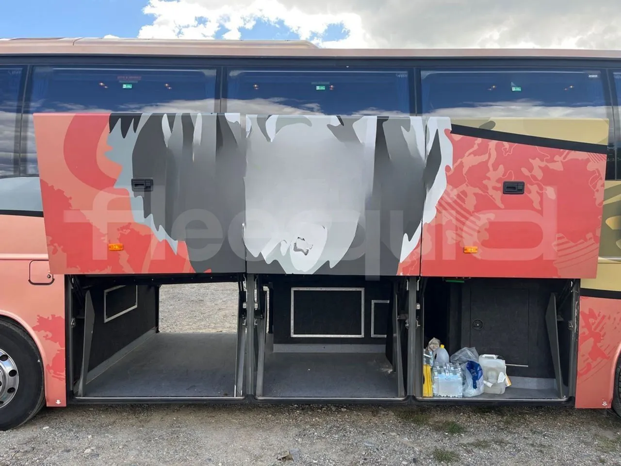 Volvo 9700 4X2 HDH - EUR4 - 309kW - 12.2m - luggage rack photo