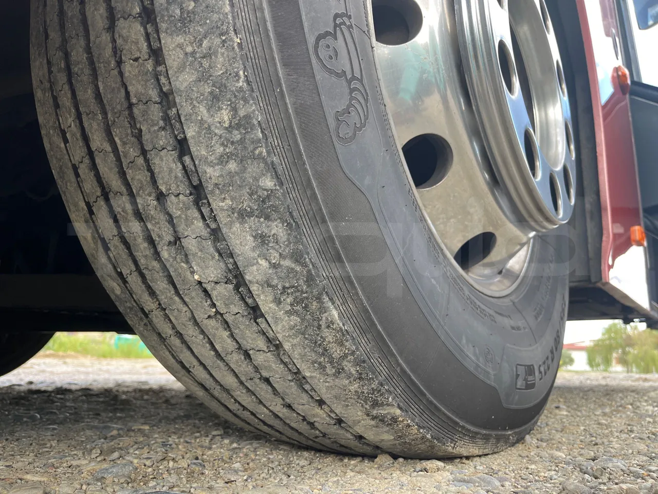 Volvo 9700 4X2 HDH - EUR4 - 309kW - 12.2m - tread condition front tires right