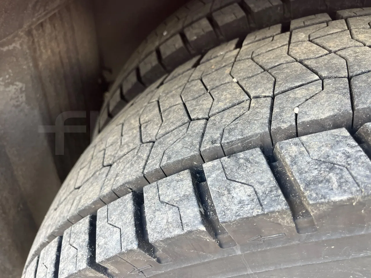 Volvo 9700 4X2 HDH - EUR4 - 309kW - 12.2m - tread condition third axle tires left