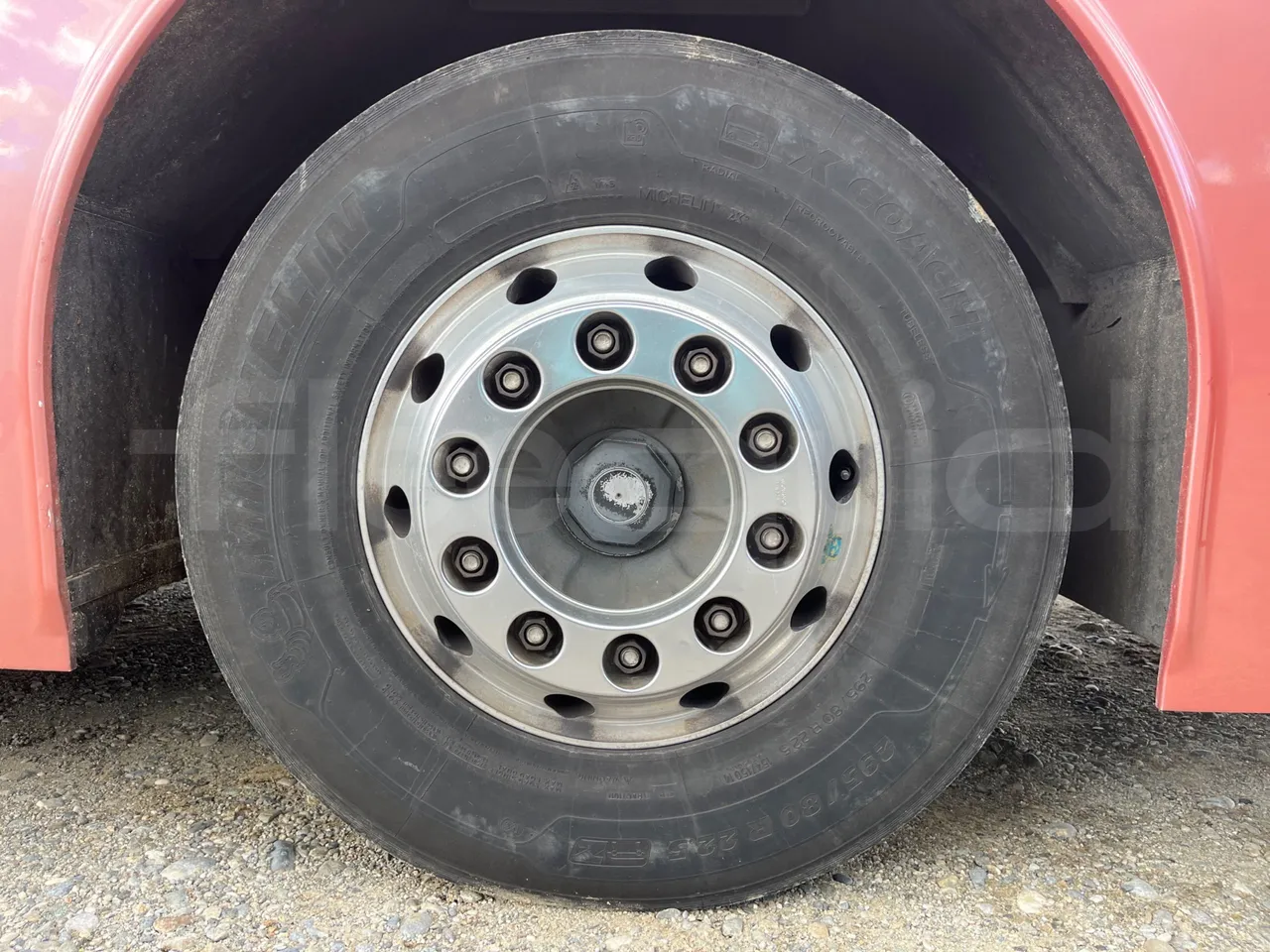 Volvo 9700 4X2 HDH - EUR4 - 309kW - 12.2m - front left tire measurements
