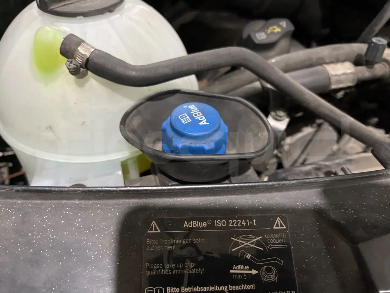 Mercedes-Benz Sprinter   906BA50 - Euro6 - 140kW - 7.700mt - engine plate photo