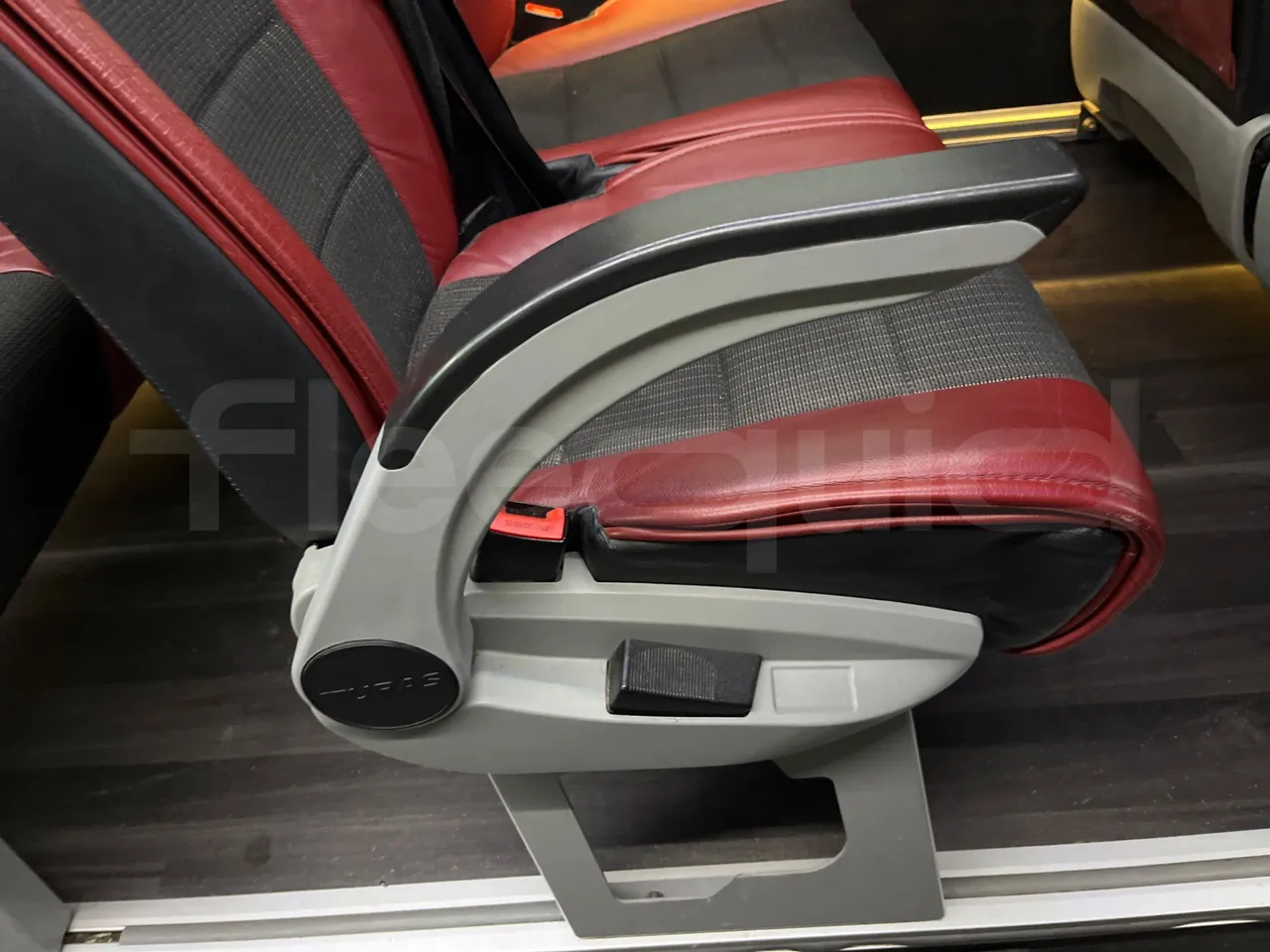 Mercedes-Benz Sprinter   906BA50 - Euro6 - 140kW - 7.700mt - armrest detail photo