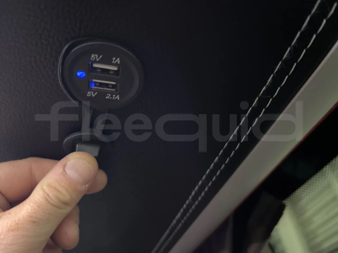 Mercedes-Benz Sprinter   906BA50 - Euro6 - 140kW - 7.700mt - usb charging detail