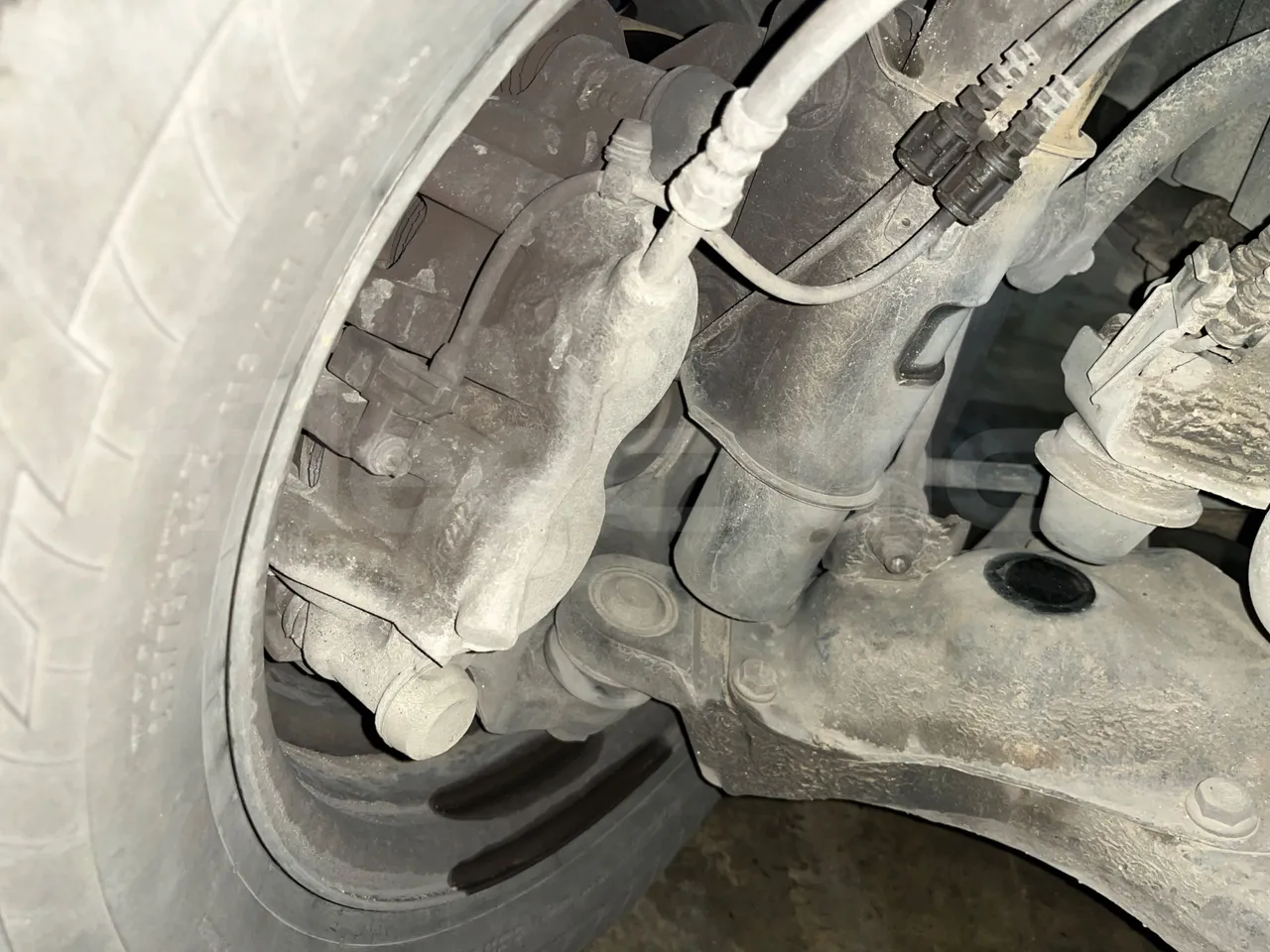 Mercedes-Benz Sprinter   906BA50 - Euro6 - 140kW - 7.700mt - front brake calipers left