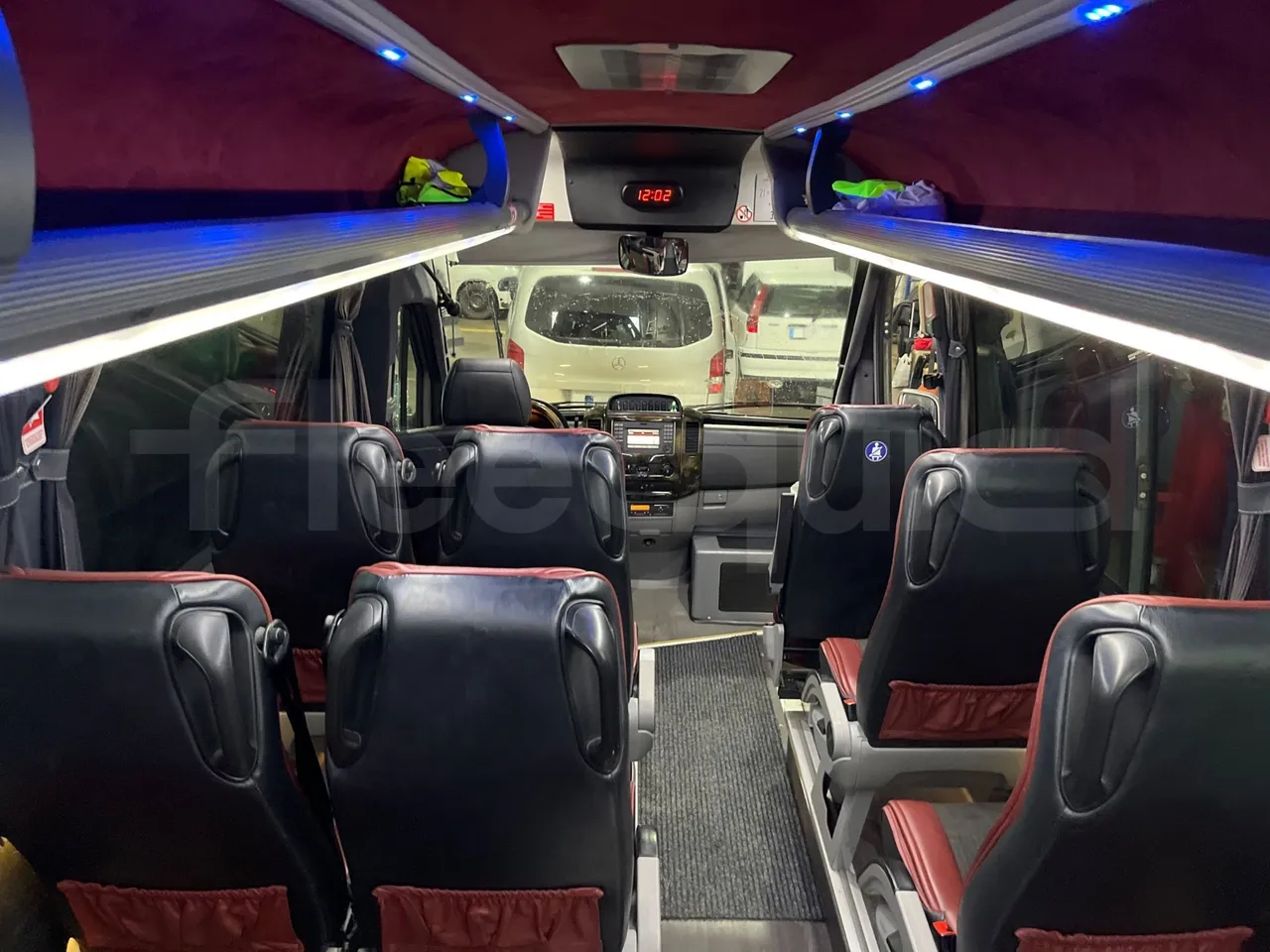 Mercedes-Benz Sprinter   906BA50 - Euro6 - 140kW - 7.700mt - forward view middle aisle