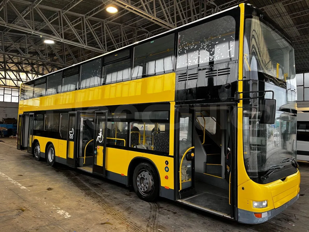 Man A39 A39 -EUR5-235kW -13.730m - 3/4 right front doors open