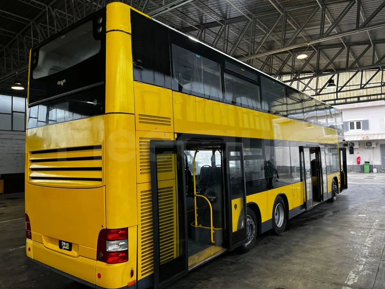 Man A39 A39 -EUR5-235kW -13.730m - 3/4 right rear doors open