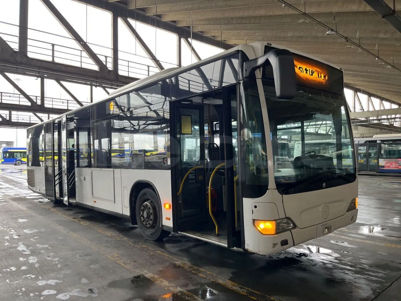 Mercedes-Benz Citaro O530 - Euro5 - 205kW - 12mt - 3/4 right front doors open