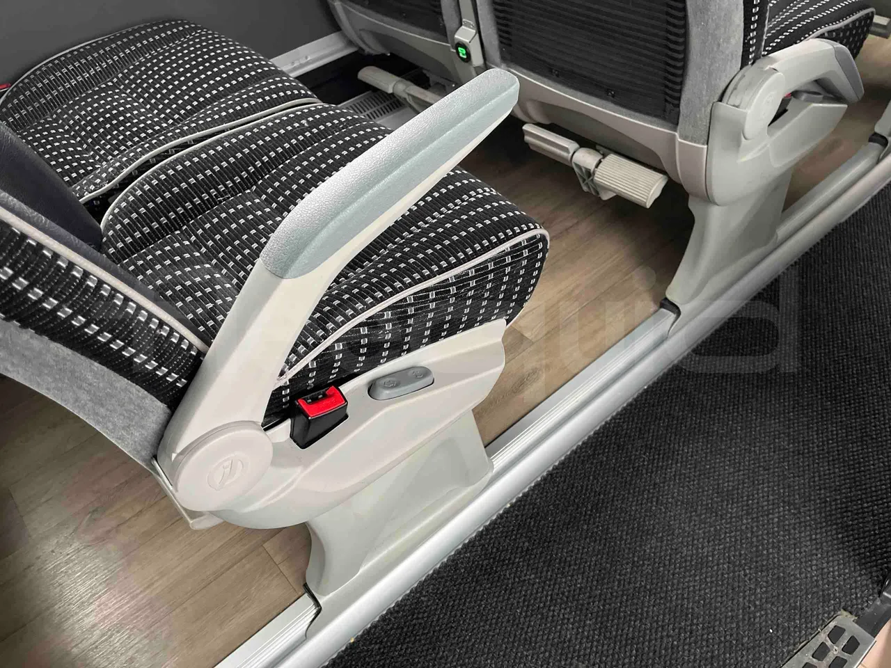 Irizar i6 12.35 - EUR6 - 331kW - 12.200m - armrest detail photo