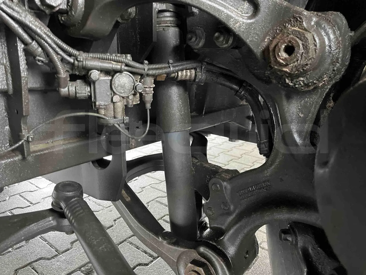 Irizar i6 12.35 - EUR6 - 331kW - 12.200m - front shock absorbers left