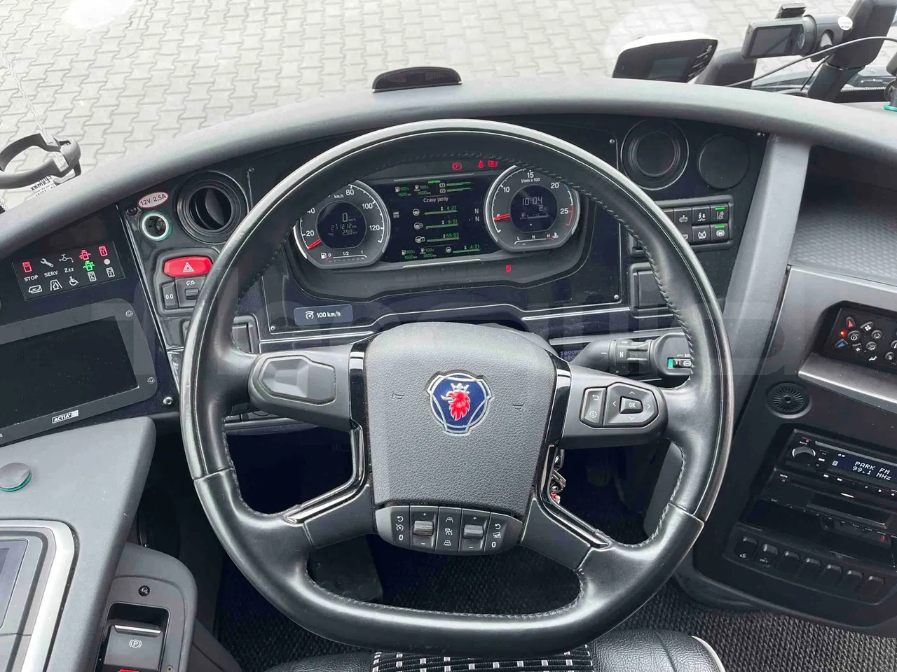 Irizar i6 12.35 - EUR6 - 331kW - 12.200m - steering wheel photo