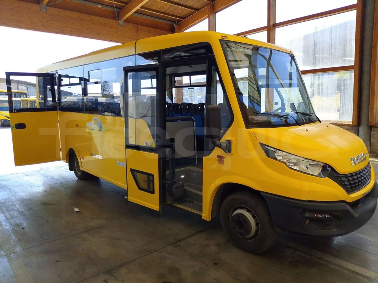 Iveco Indcar WGIVMY11 MOBI SCUOLABUS - EUR6 - 100Kw - 8,592m - 3/4 right front doors open