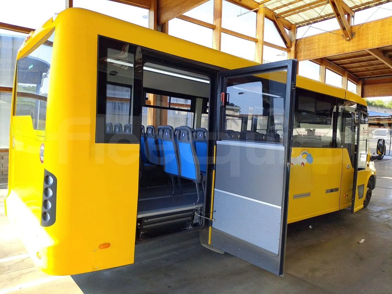 Iveco Indcar WGIVMY11 MOBI SCUOLABUS - EUR6 - 100Kw - 8,592m - 3/4 right rear doors open