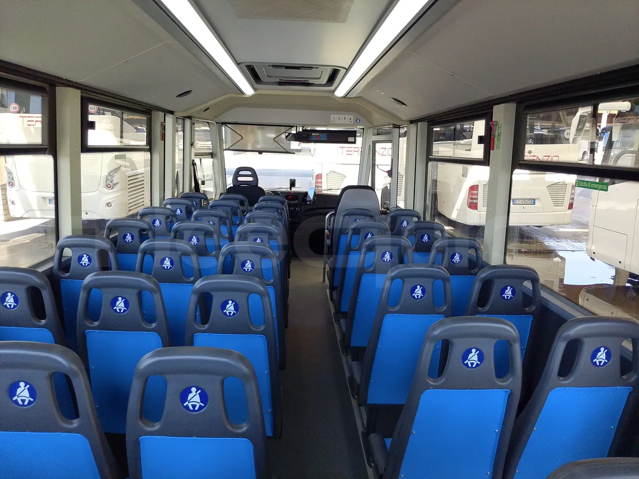 Iveco Indcar WGIVMY11 MOBI SCUOLABUS - EUR6 - 100Kw - 8,592m - forward view middle aisle